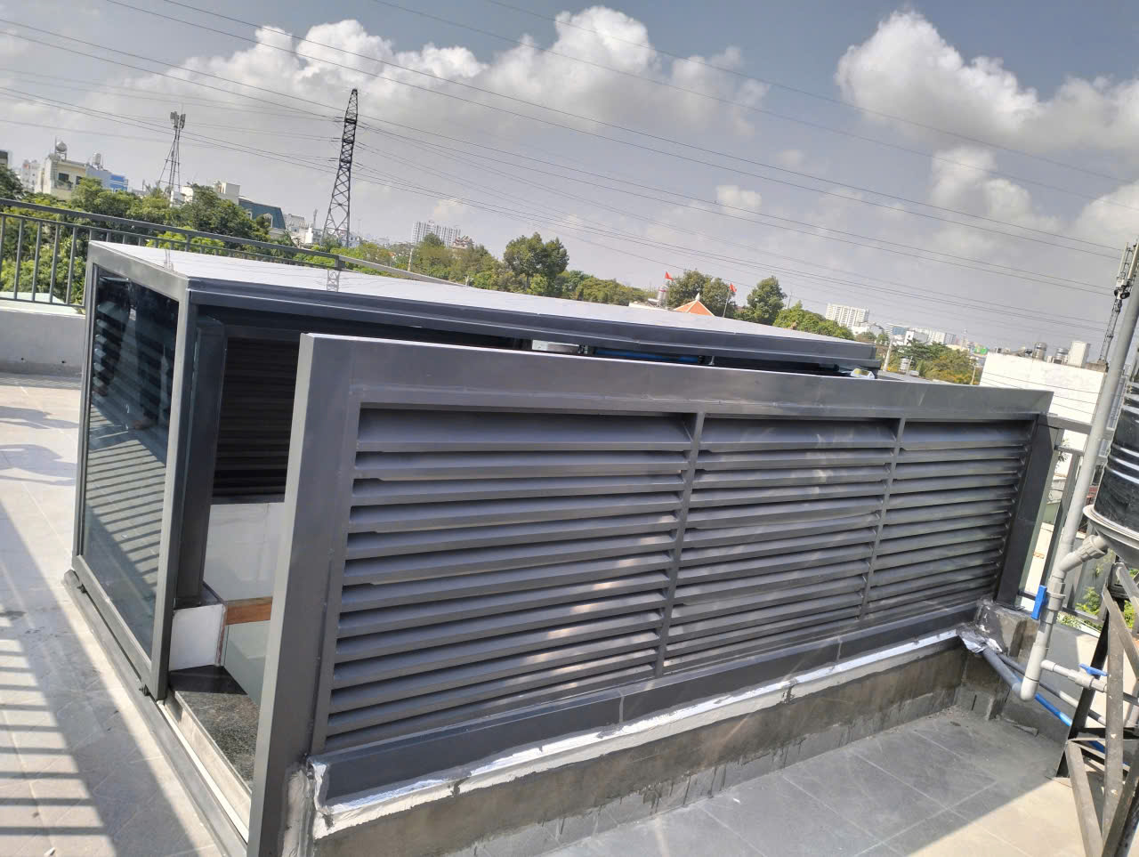 mai-che-cau-thang-ket-hop-noi-len-san-thuong-cong-trinh-long-an