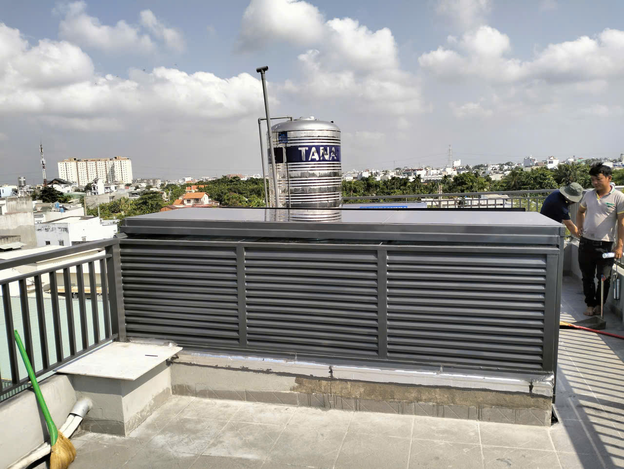 mai-che-cau-thang-ket-hop-noi-len-san-thuong-cong-trinh-long-an