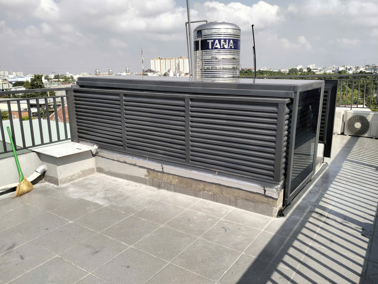 mai-che-cau-thang-ket-hop-noi-len-san-thuong-cong-trinh-long-an