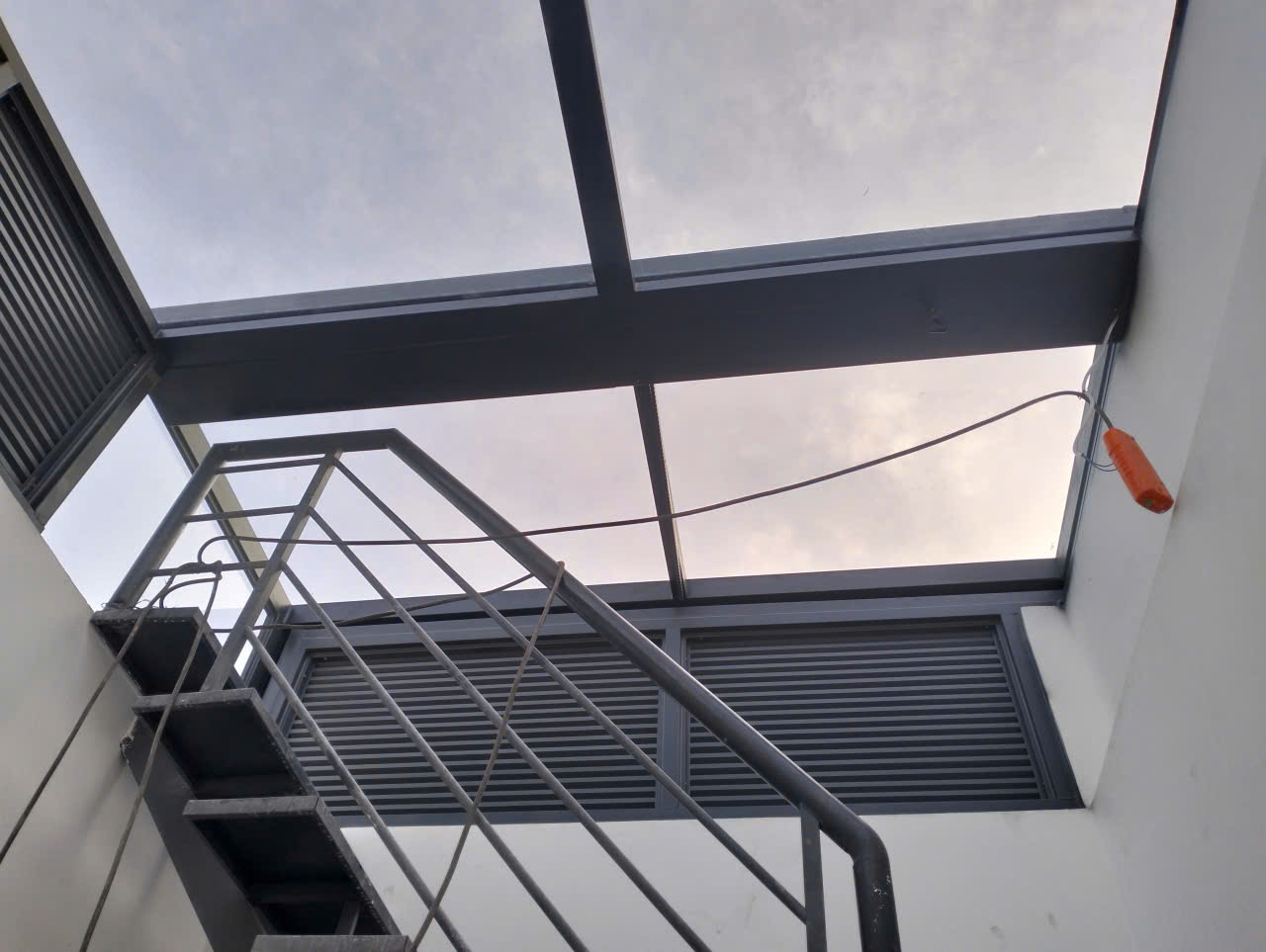 gieng-troi-ket-hop-noi-len-cau-thang-vinh-long