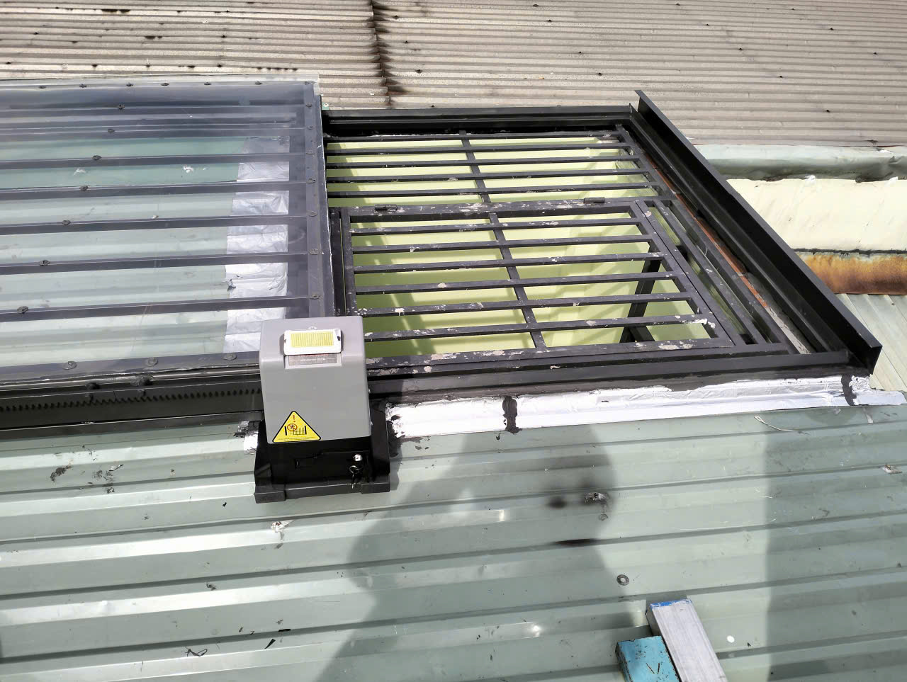 gieng-troi-tu-dong-tren-mai-ton-quan-12