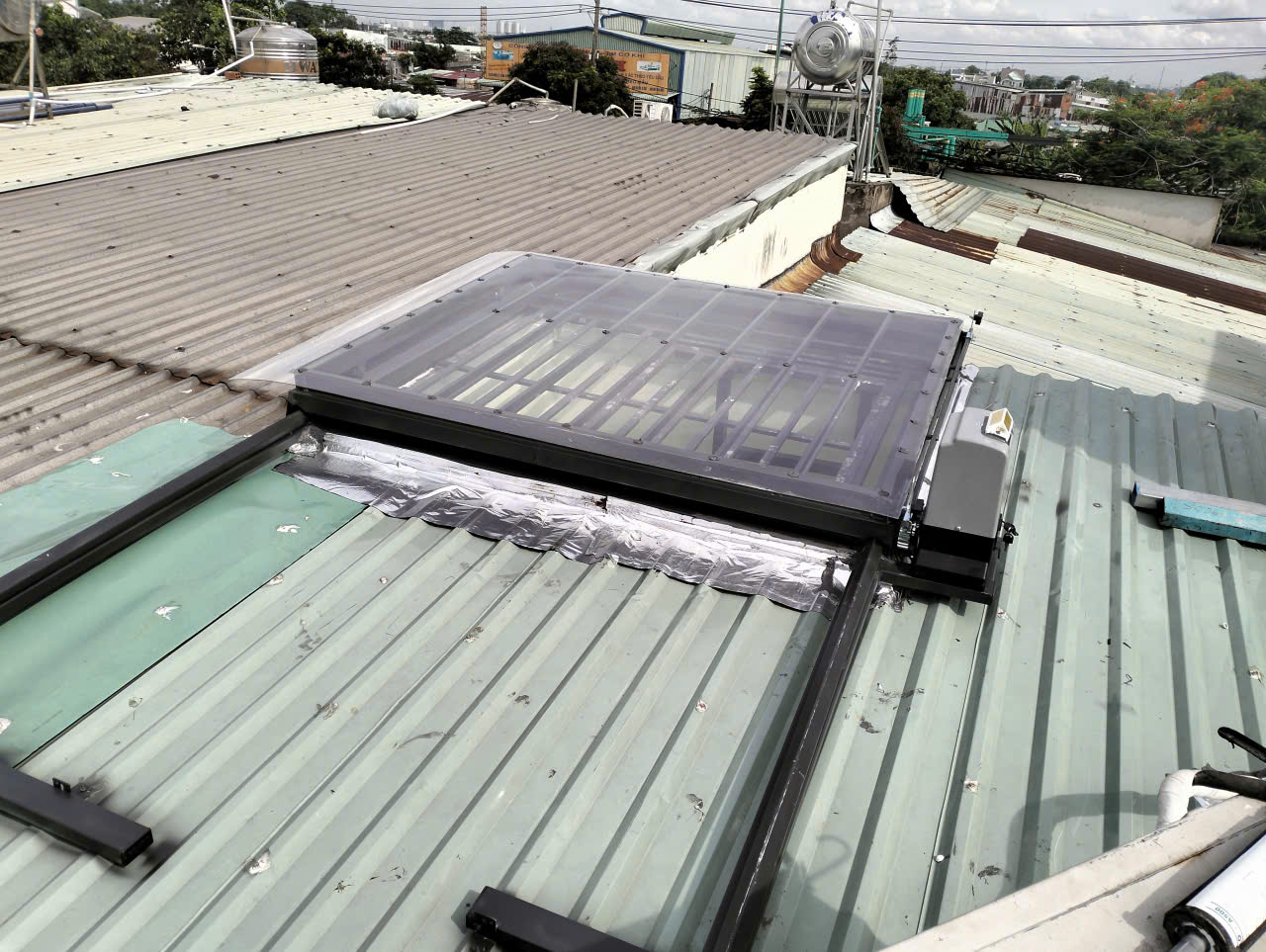 gieng-troi-tu-dong-tren-mai-ton-quan-12