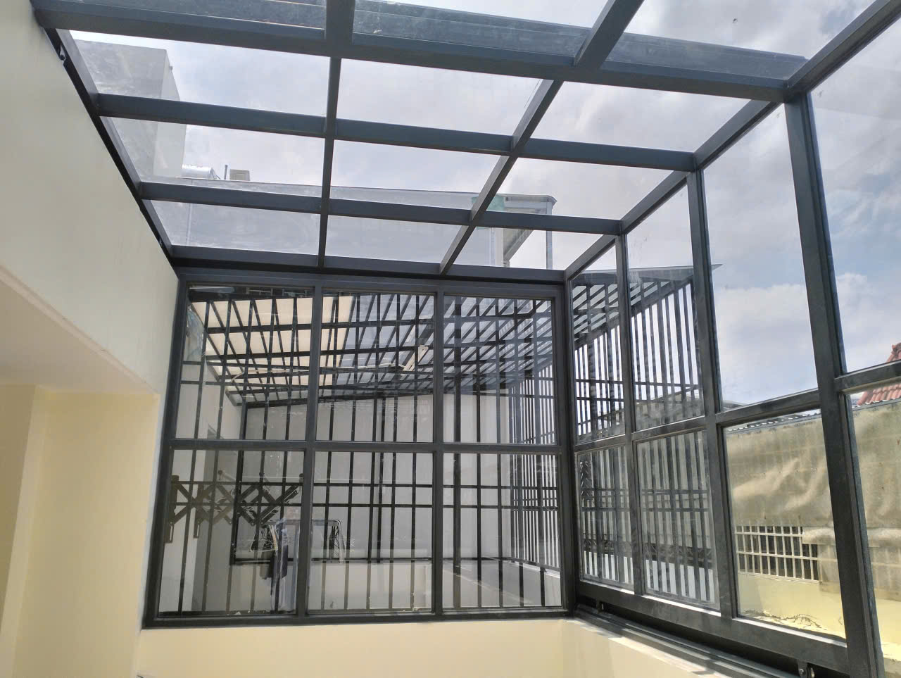 mai-che-san-thuong-sau-nha-quan-8