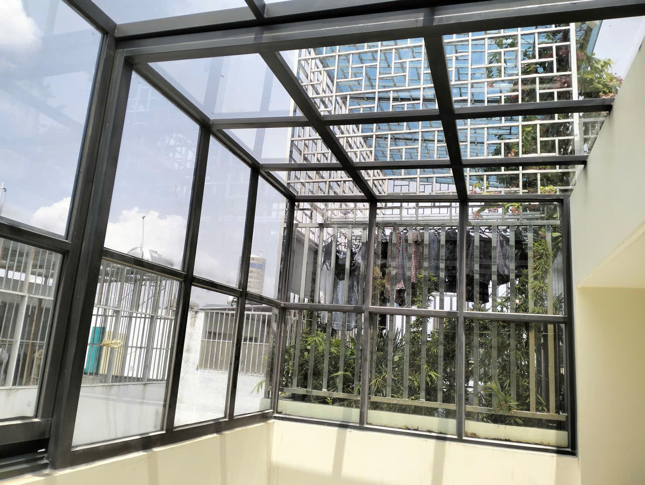 mai-che-san-thuong-sau-nha-quan-8