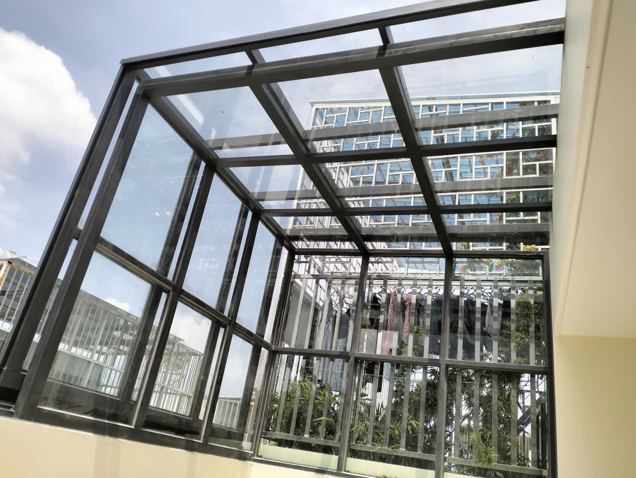 mai-che-san-thuong-sau-nha-quan-8