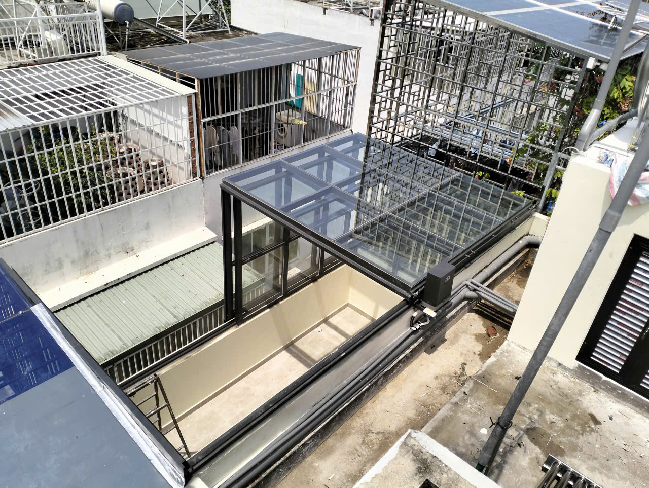 mai-che-san-thuong-sau-nha-quan-8