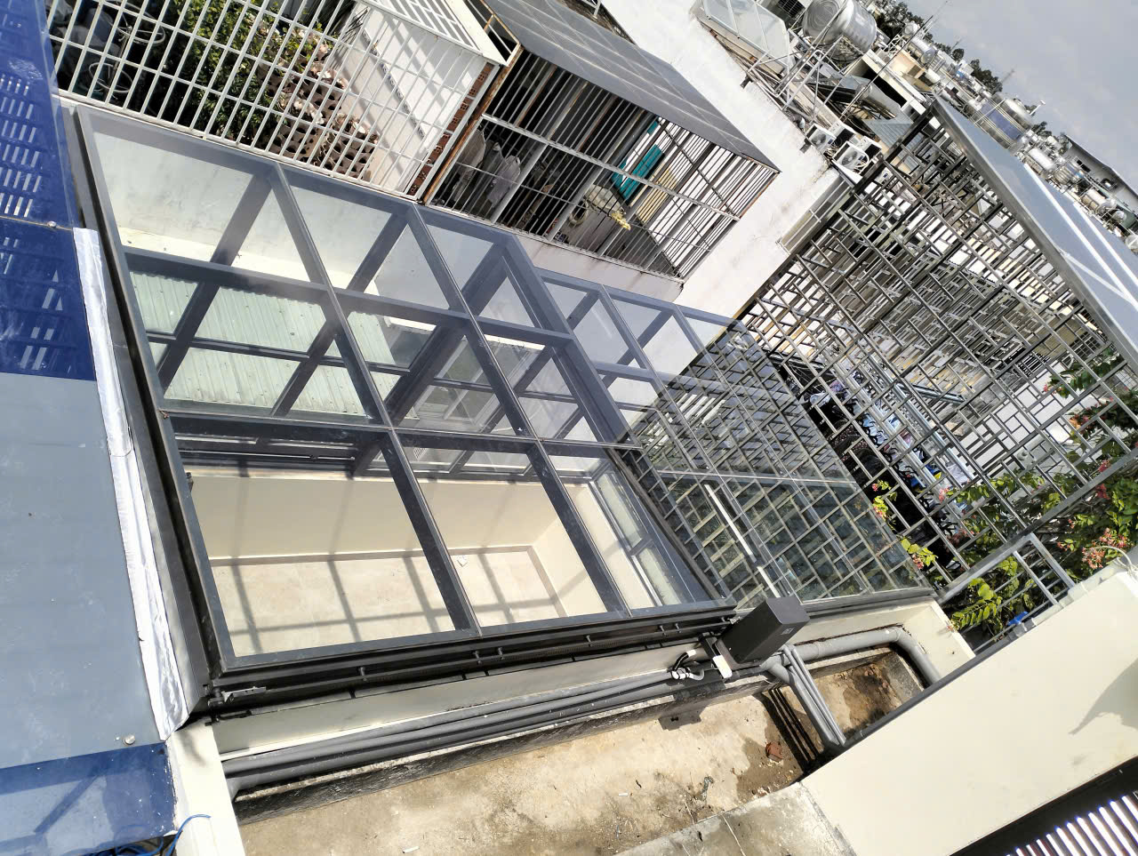 mai-che-san-thuong-sau-nha-quan-8