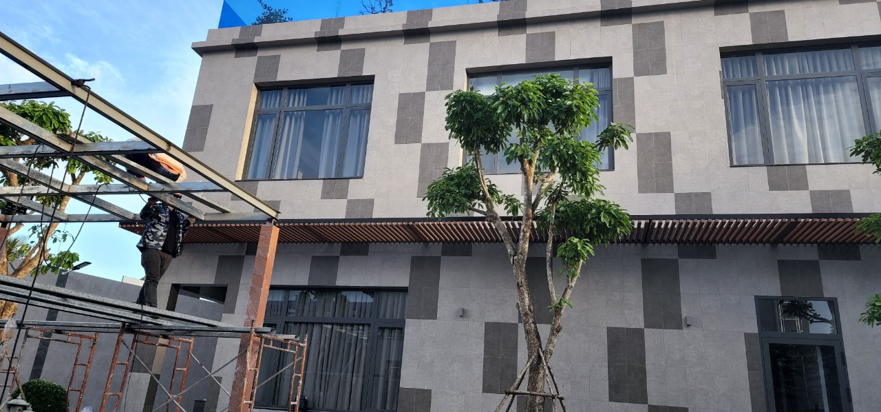 Thi công lắp đặt cửa cổng lùa gỗ nhựa